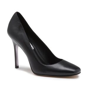 G-O-R-G-E-O-U-S well made classic square-toe pump